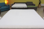 Rozkládací pohovka na každodenní spaní STEEL XXL | zpevněný dělený lamelový rošt | rozložená s matrací | v pozadí rohová verze 040 - Sofabed